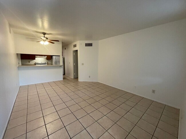 Foto del edificio - Large 1 Bedroom 1 Bath Condo!