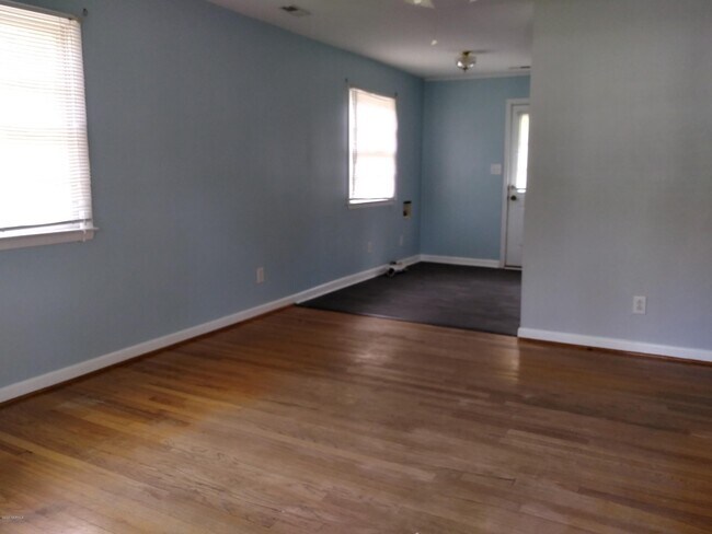 Building Photo - 607 Dennis Rd