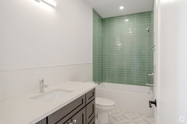 2BR, 2BA - 912 - 845SF -Bathroom - The Allengrove