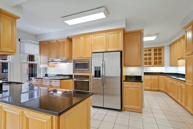 Foto del edificio - 3240 N Lake Shore Dr