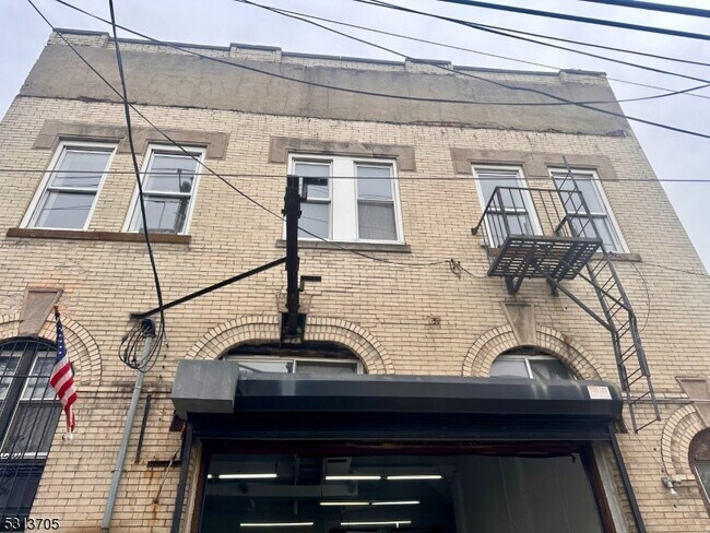 Building Photo - 64 Mott St
