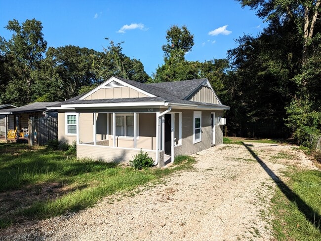 Building Photo - 1211 Spring Dr