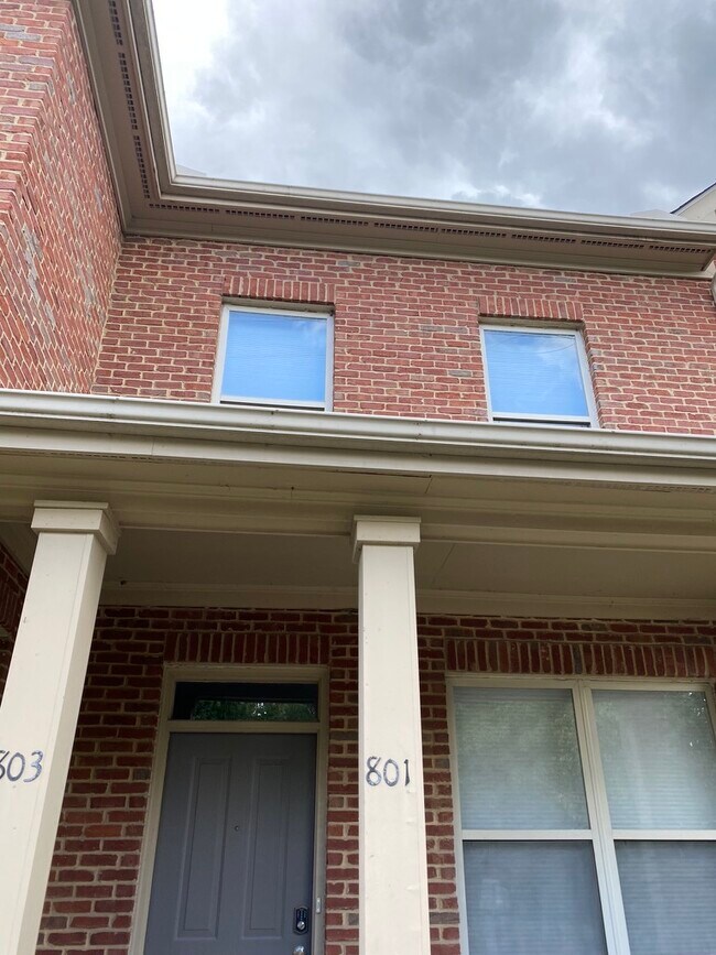 Building elevation - 803 S Front St