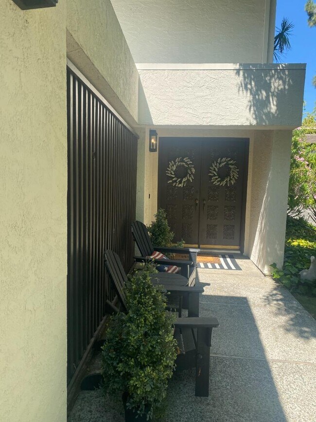 Foto del edificio - 2429 Sharon Oaks Dr