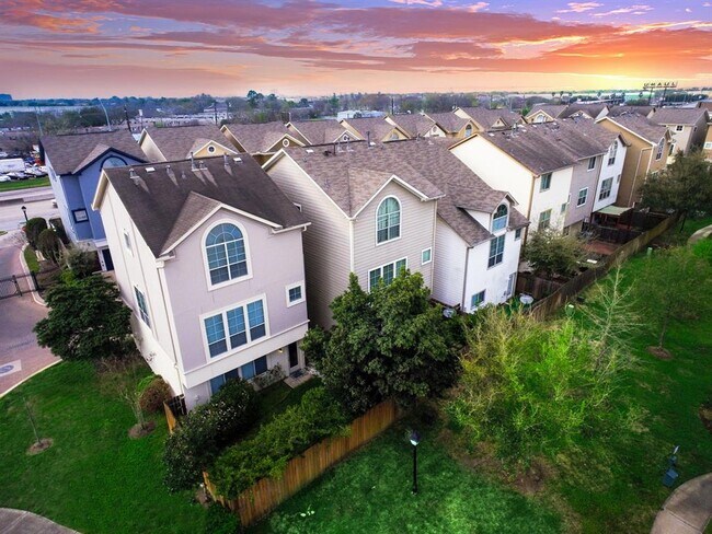 Foto del edificio - 3002 Clearview Cir