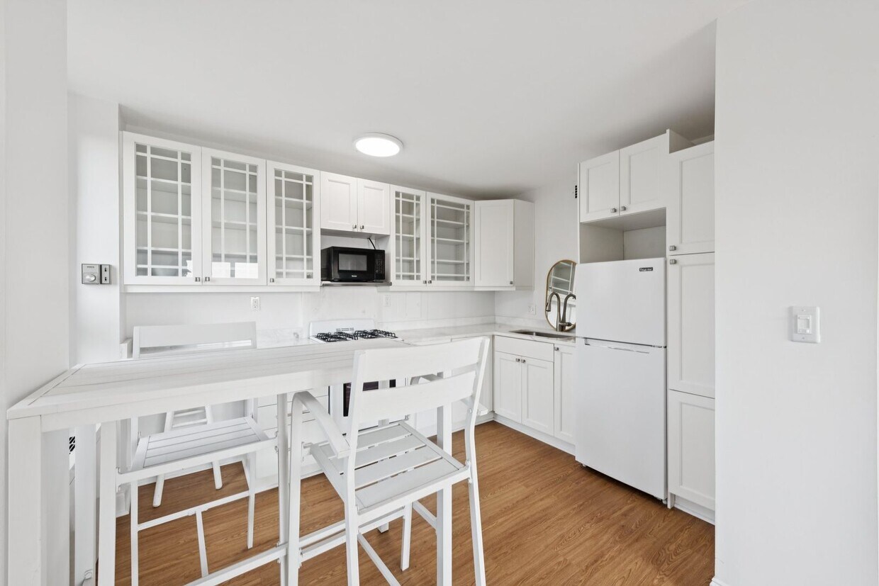 Primary Photo - Renovated Studio w/ Private Balcony Glover...