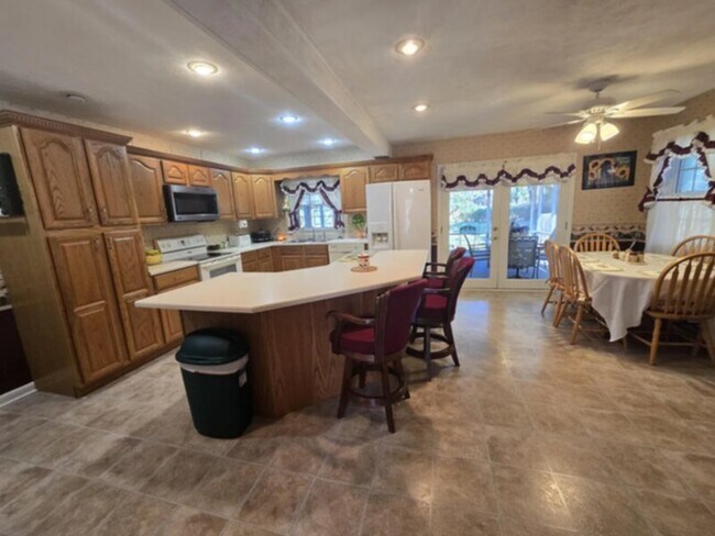 Building Photo - 3 Bed 2 Bathroom for Rent