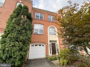 Building Photo - 13030 Park Crescent Cir