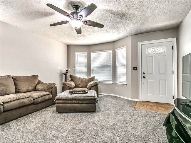 Building Photo - 3 Bed 2 Bath 2 Car Garage in the Briarwood...