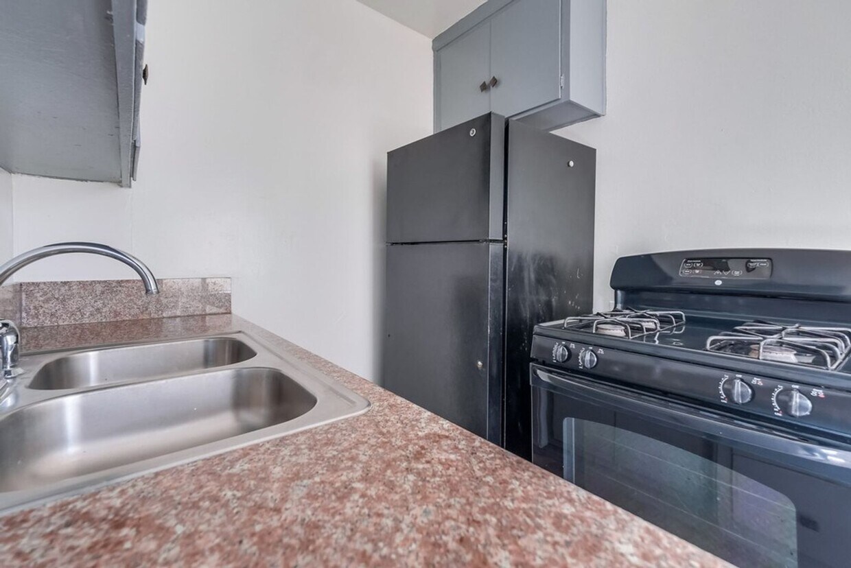 Foto principal - 1735 W 120th St