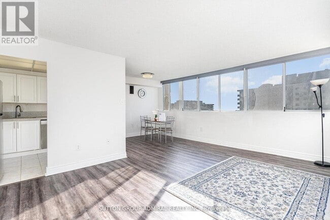 Building Photo - 3590 Kaneff Crescent