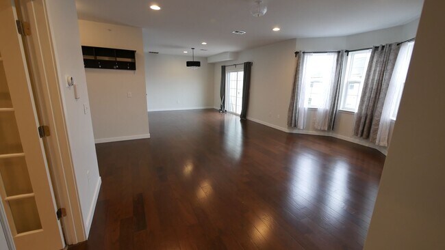 Foto del edificio - 4th Floor Condo - Large 2 BR / 2 BA, plus ...