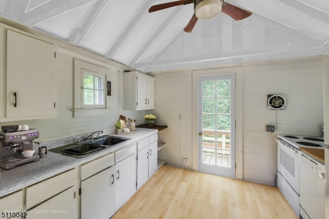 Building Photo - 46 Kitchell Rd