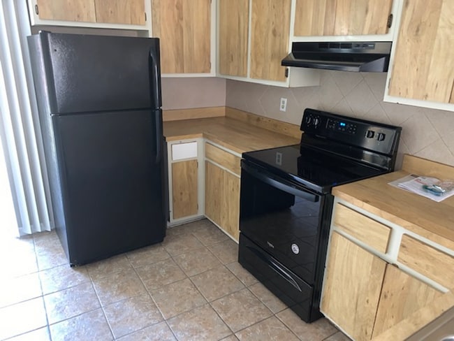 Building Photo - Cozy 2BR/2BA with Ceramic Tile, Screened L...