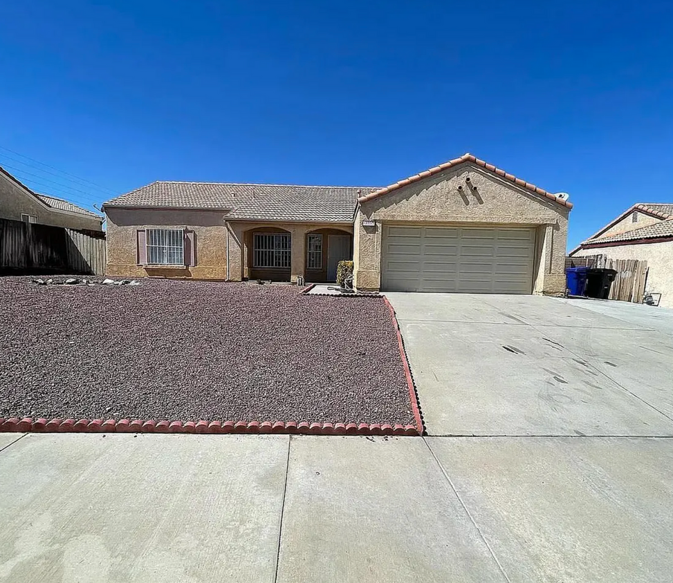 Foto principal - 3 BEDROOM 2 BATH VICTORVILLE HOME