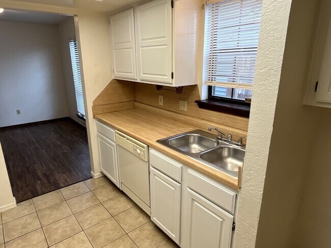 Foto del edificio - 2 bedroom 1.5 bath (I-235 and Kilpatrick T...