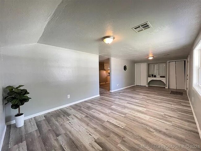 Foto del edificio - 217 E 8th St