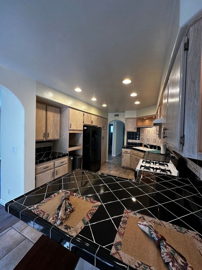 Building Photo - 4 Bedroom, 4 Bath Home w/ 2-Car Garage. Sw...