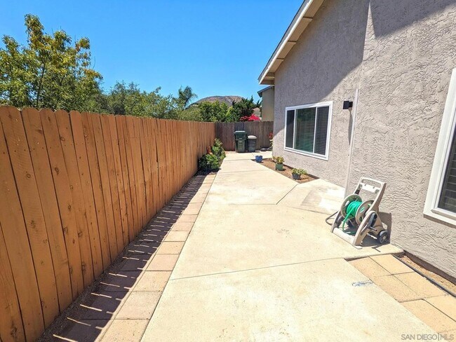 Foto del edificio - 343 Rolling Hills Ln