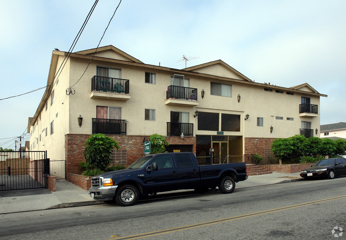 Primary Photo - Crestmoor Apartments