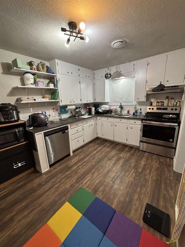 Foto del edificio - Updated 3-bedroom house with HUGE YARD!!