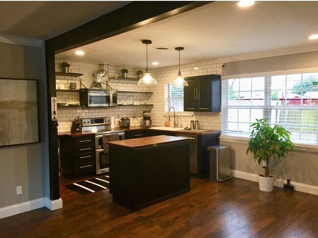 Building Photo - 8540 Graywood Dr