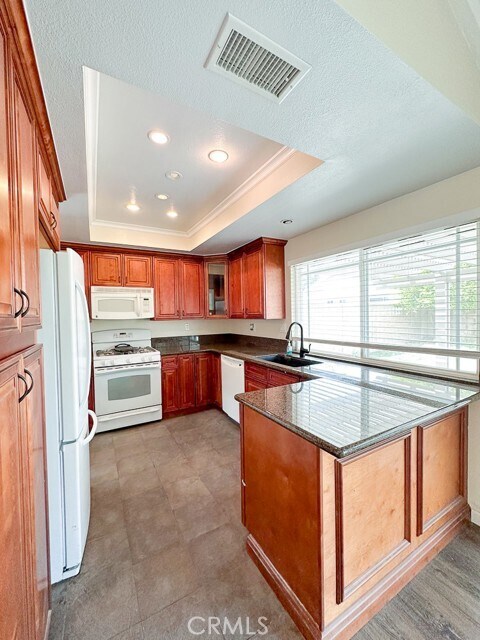 Building Photo - 2113 Catalina Ave