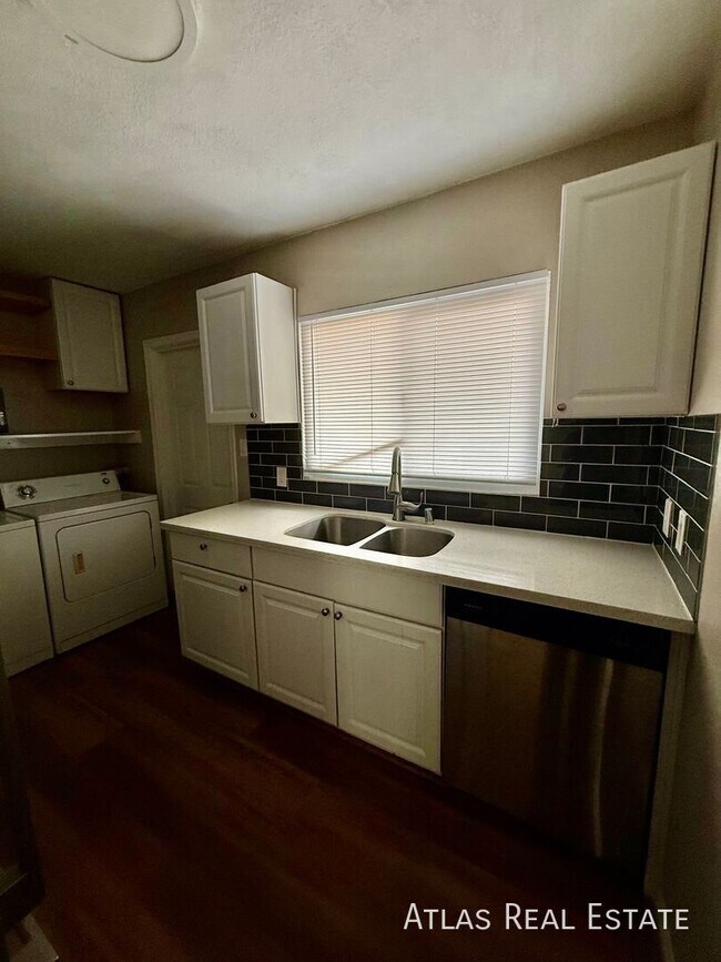Foto del edificio - 1641 Stewart Ave