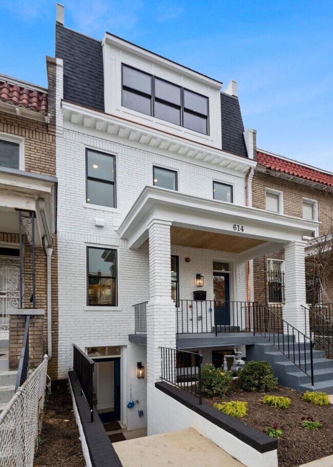 Foto del edificio - 614 Otis Pl NW