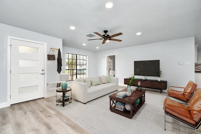 Foto del edificio - 6411 Hollow Oaks Dr