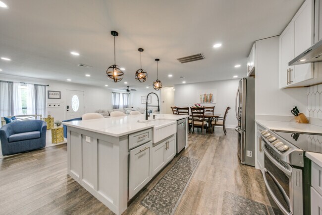 Building Photo - 754 Guadalupe Dr