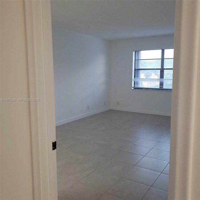 Foto del edificio - 1301 NE 7th St