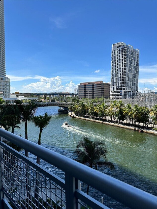 Foto principal - 690 SW 1st Ct