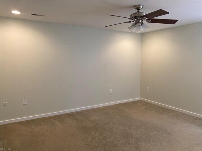 Building Photo - 609 Botetourt Gardens