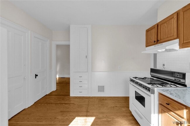 Building Photo - 146 Lancaster Ave