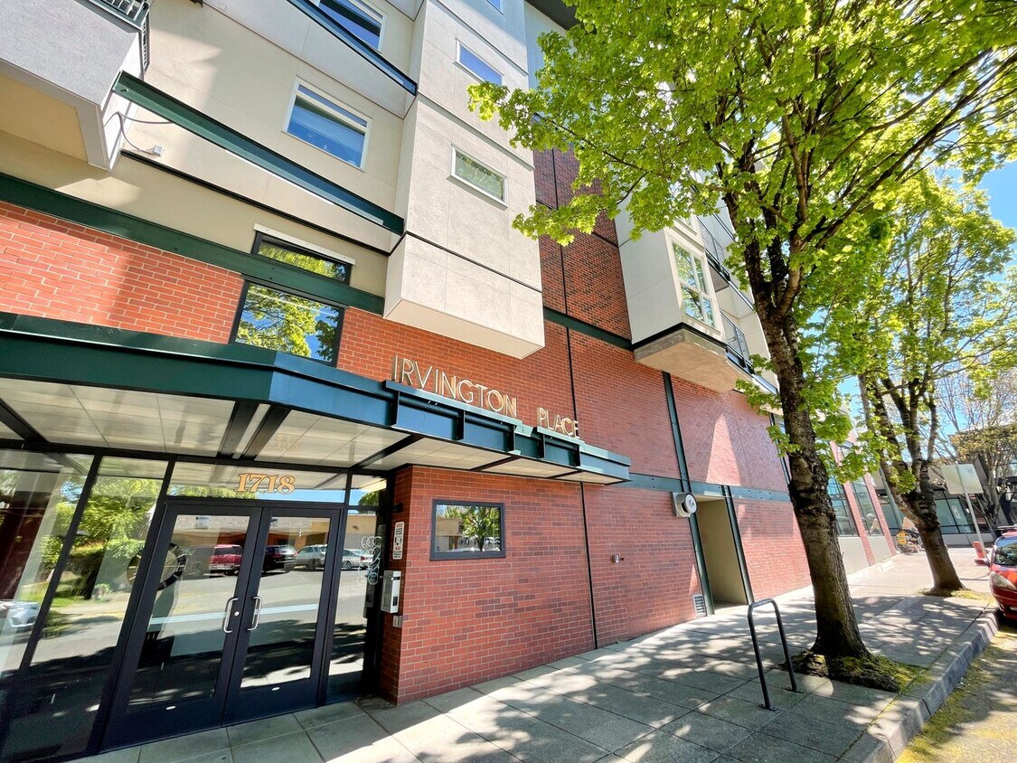 Foto principal - Fantastic Irvington Place Condo with Washe...