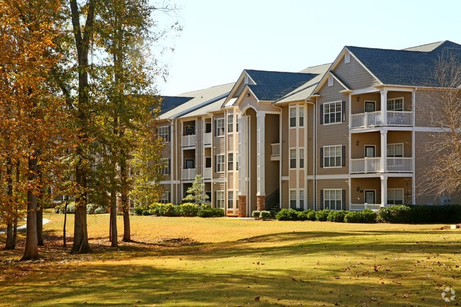 Complejo - Lullwater at Bass | Luxury Apartment Homes Located in Macon, GA