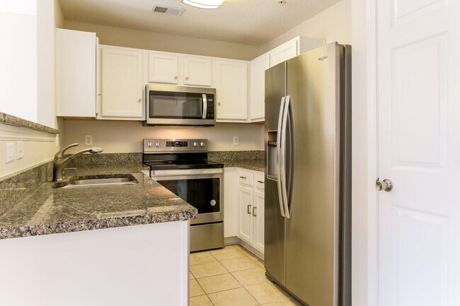 Foto del edificio - Enjoy this beautifully updated 3 Bed/3 Bat...