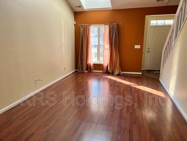Foto del edificio - 8164 Rolling Glenn Dr