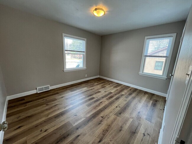 Building Photo - Spacious 2 Bedroom, 1 Bath Home with Garag...