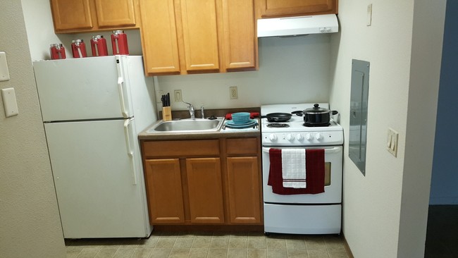 Studio kitchen - Seven Oaks Apartments