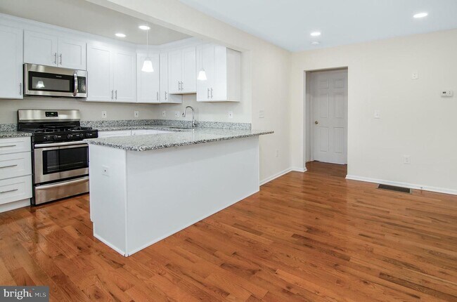 Building Photo - 410 Hornel St
