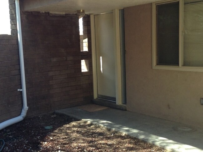 Foto del edificio - Bright 2 story 2br, 1b, 875sq. ft townhous...