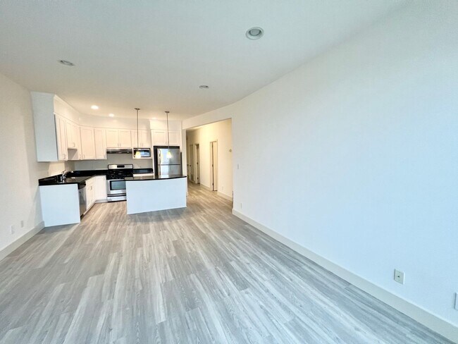 Building Photo - Gorgeous 4 Bedroom 3 Bath Flat On Nob Hill!