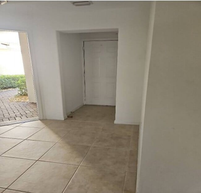 Building Photo - ** 3/2  FIRST FLOOR UNFURNISHED ANNUAL READY FOR A TENANT JANUARY 15, 2026 ** STRATFORD PLACE ** ...