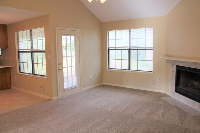 Building Photo - 2138 Edgewood Dr