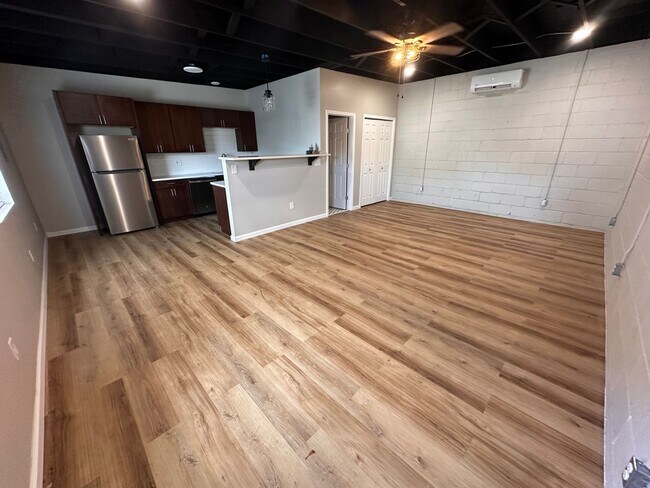 Foto del edificio - 3223 E Douglas Ave