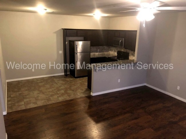 Building Photo - Split Level Yukon Duplex in Gated Community!