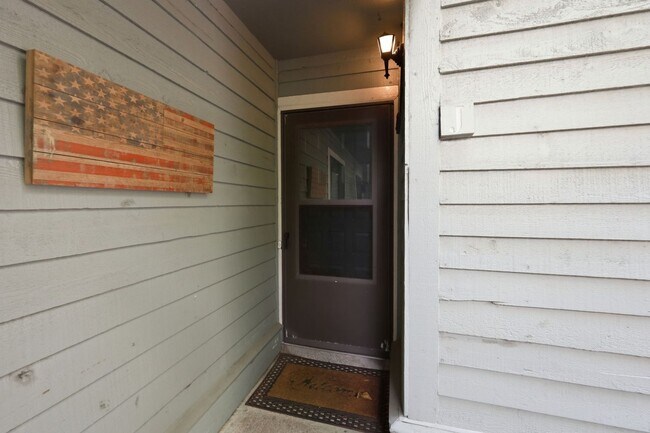 Foto del edificio - Spacious 2BR Condo in Desirable Snee Farm