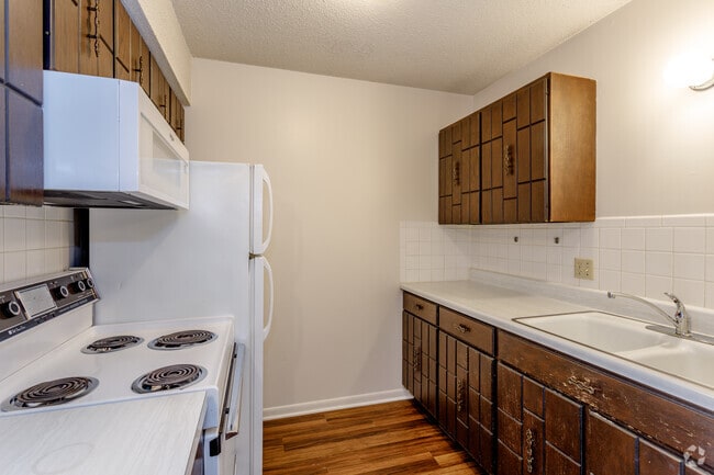 1BR, 1BA - 600 SF - Lee Crest Apartments